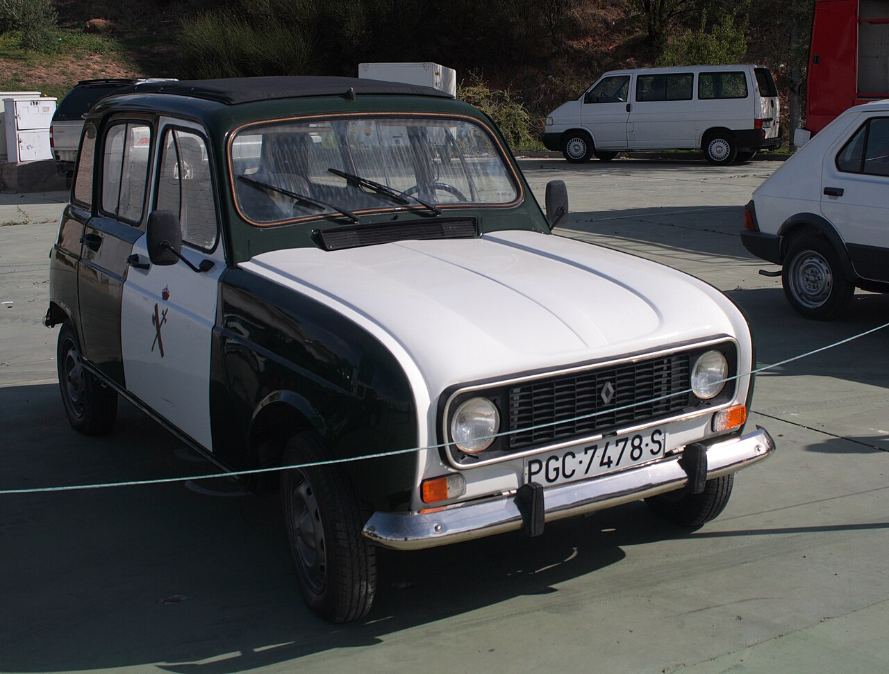 Renault 4 poznat kao Katrca, jednostavan mali automobil parkiran na putu