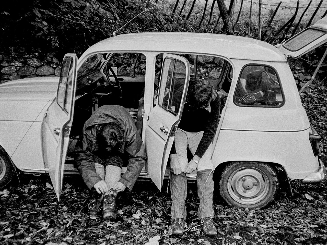 Renault 4 poznat kao Katrca, jednostavan mali automobil parkiran na putu