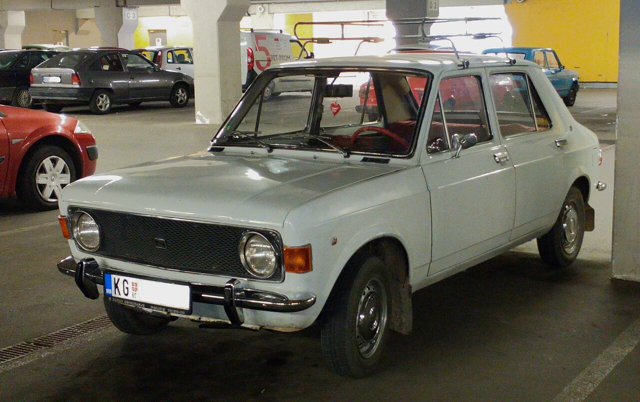 Zastava 101 parkirana na ulici, klasični porodični automobil iz Jugoslavije