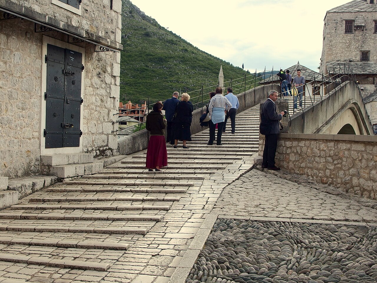 Stari most u Mostaru, kameni luk nad rijekom Neretvom