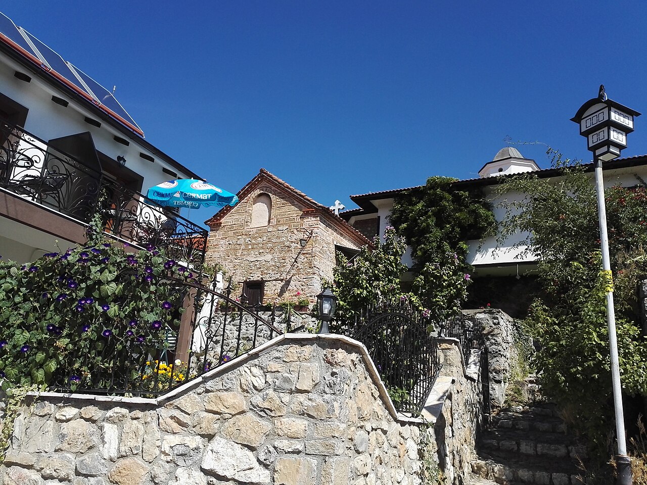 Crkva Svetog Jovana Kanea na stijeni iznad Ohridskog jezera