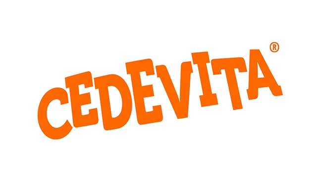 Čaša narandžastog vitaminskog napitka Cedevita