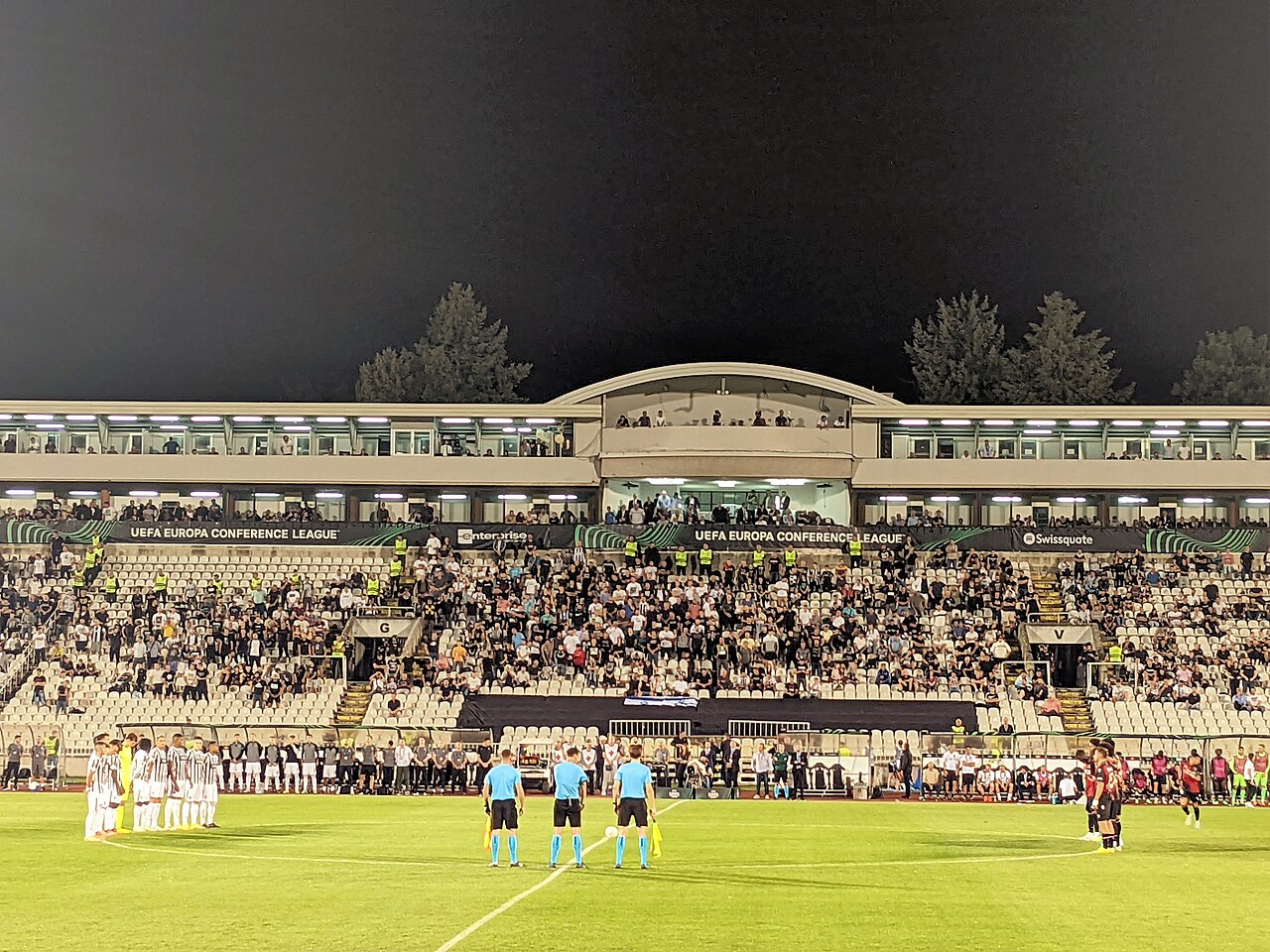 Crno-bijeli dres i navijači Partizana na stadionu u Humskoj