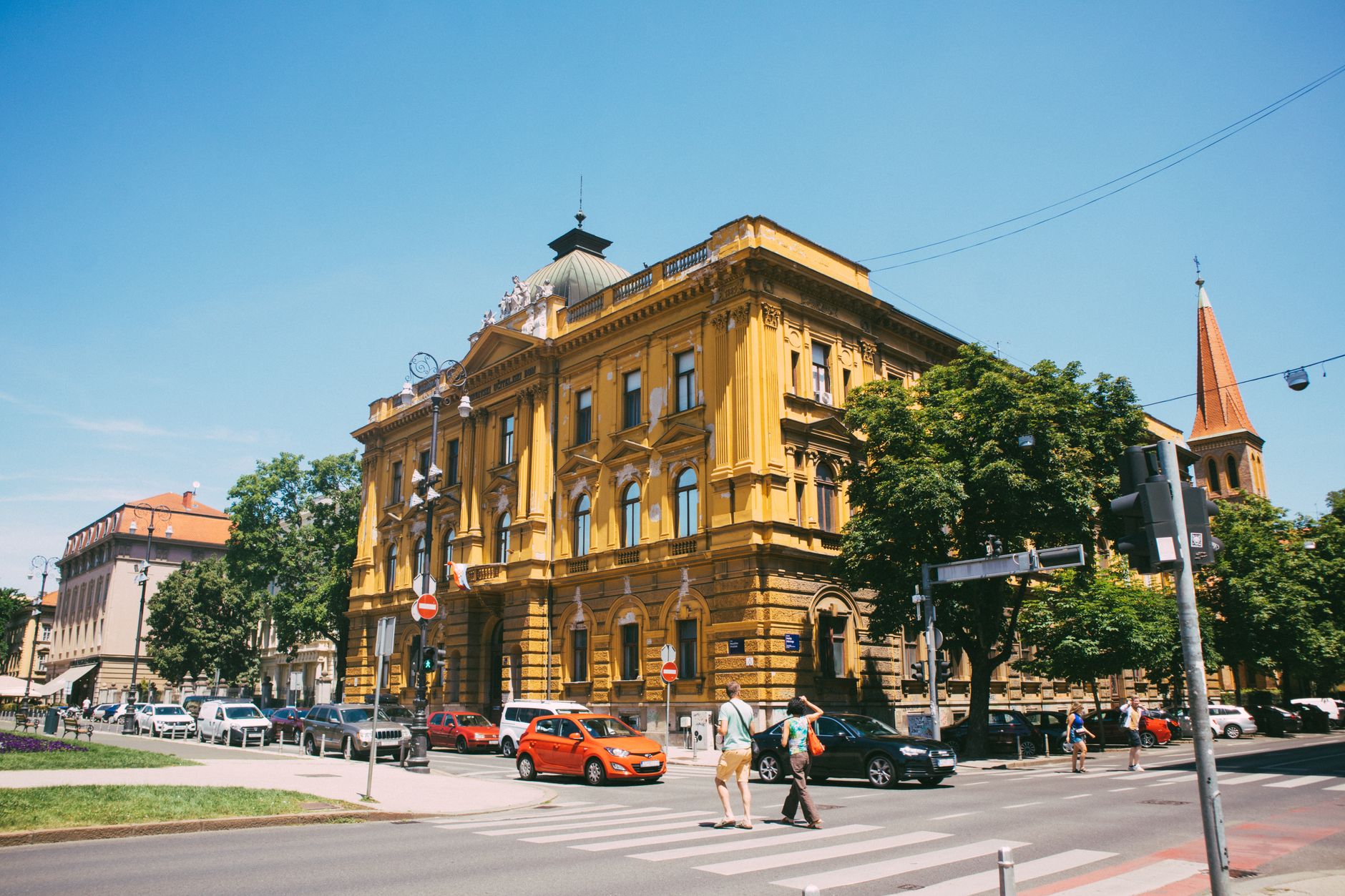 Zagreb: grad s plavim tramvajem i srcem na Jelačić placu