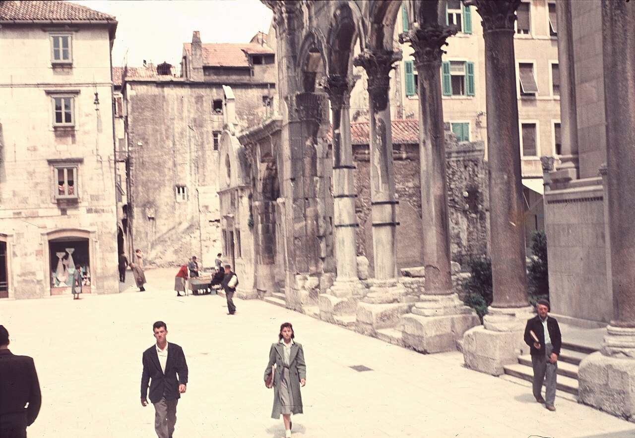 Antički stupovi Dioklecijanove palače i prolaznici u Splitu 1956. godine