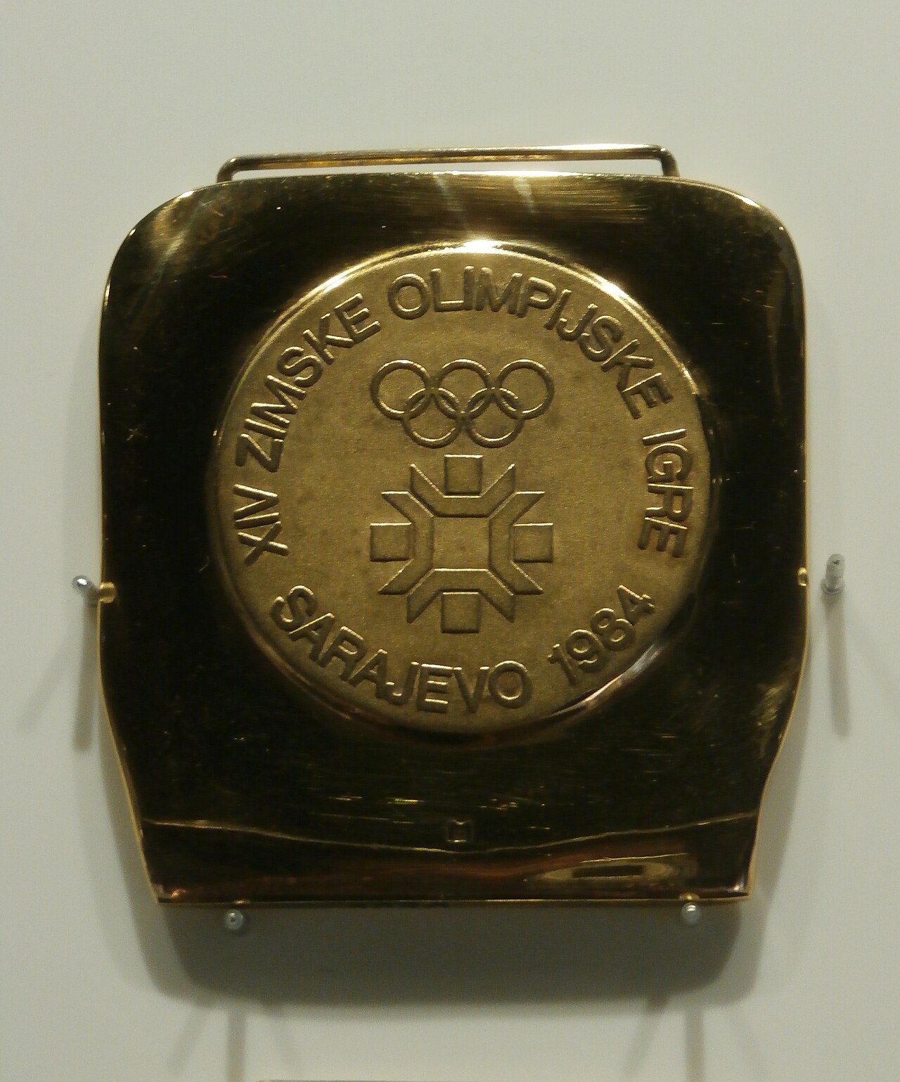 Zlatna olimpijska medalja s natpisom Sarajevo 1984 i amblemom igara