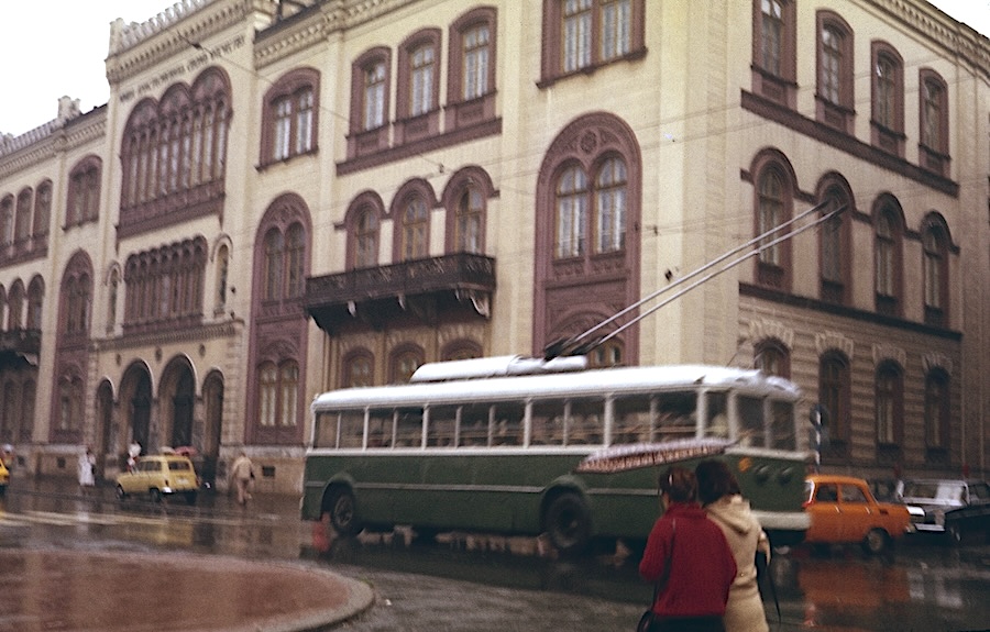 Zeleni trolejbus prolazi pored Kapetan-Mišinog zdanja po kišnom danu u Beogradu