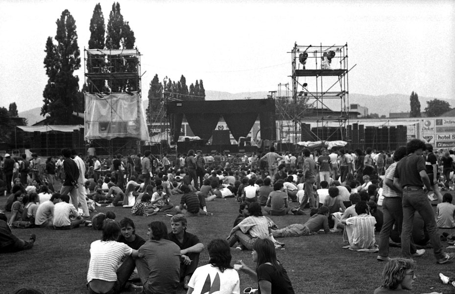 Crno-bijela fotografija publike na rock koncertu na zagrebačkom stadionu 1983.
