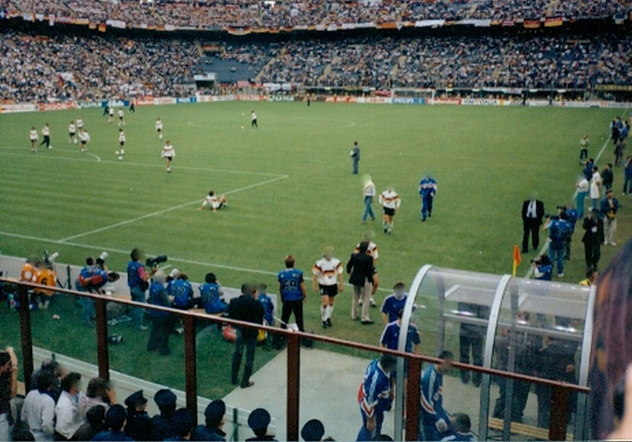 Pogled s tribina na teren milanskog stadiona tokom utakmice Njemačke i Jugoslavije 1990.