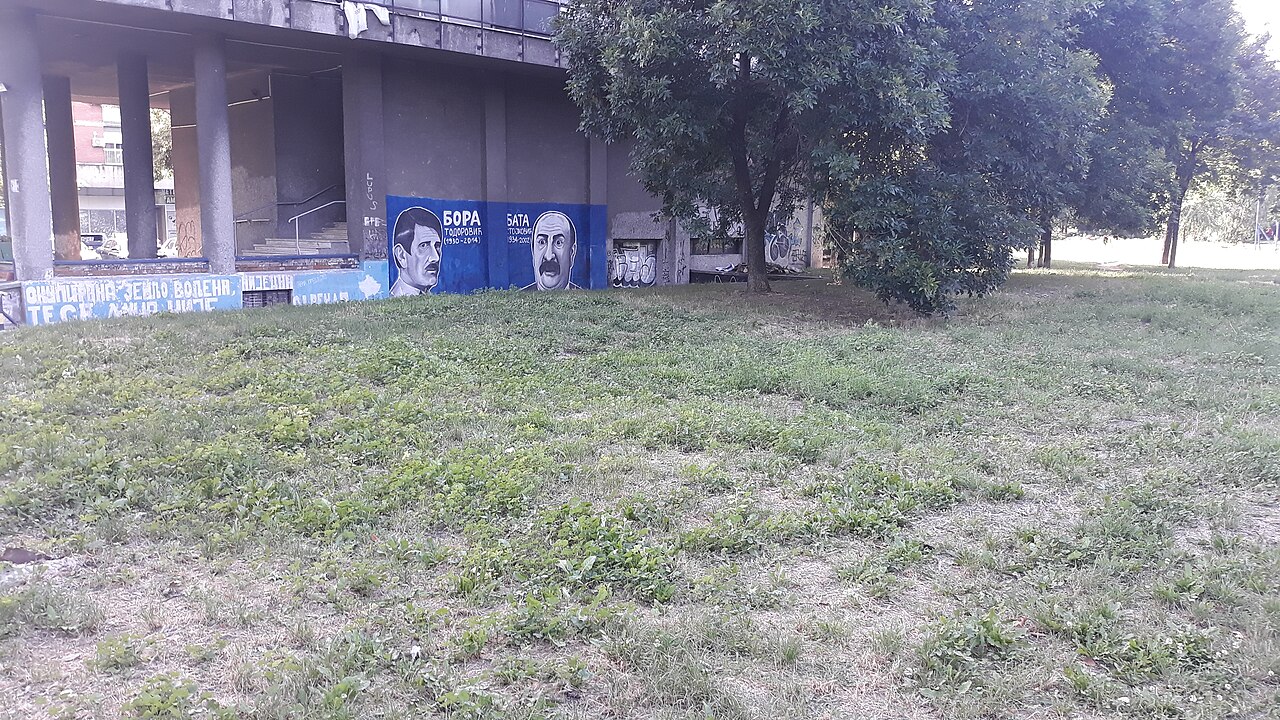Zidni murali s portretima glumaca Bore Todorovića i Bate Stojkovića ispod zgrade u Zemunu