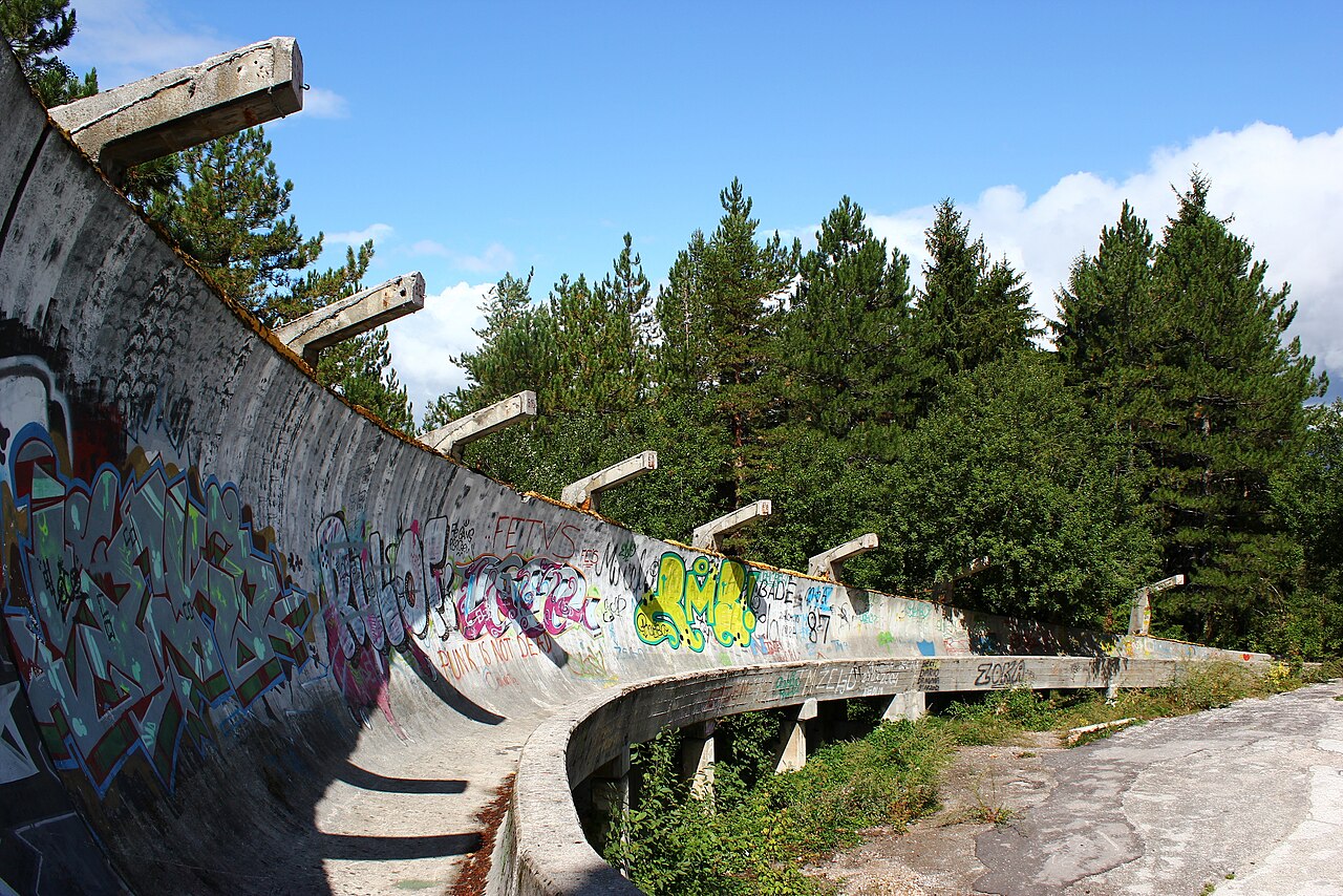 Napuštena betonska bob-staza s grafitima u šumi na Trebeviću