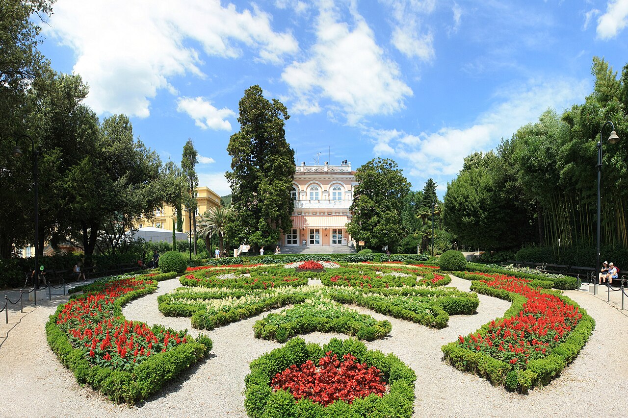 Vila Angiolina i cvjetni parter u parku Angiolina u Opatiji