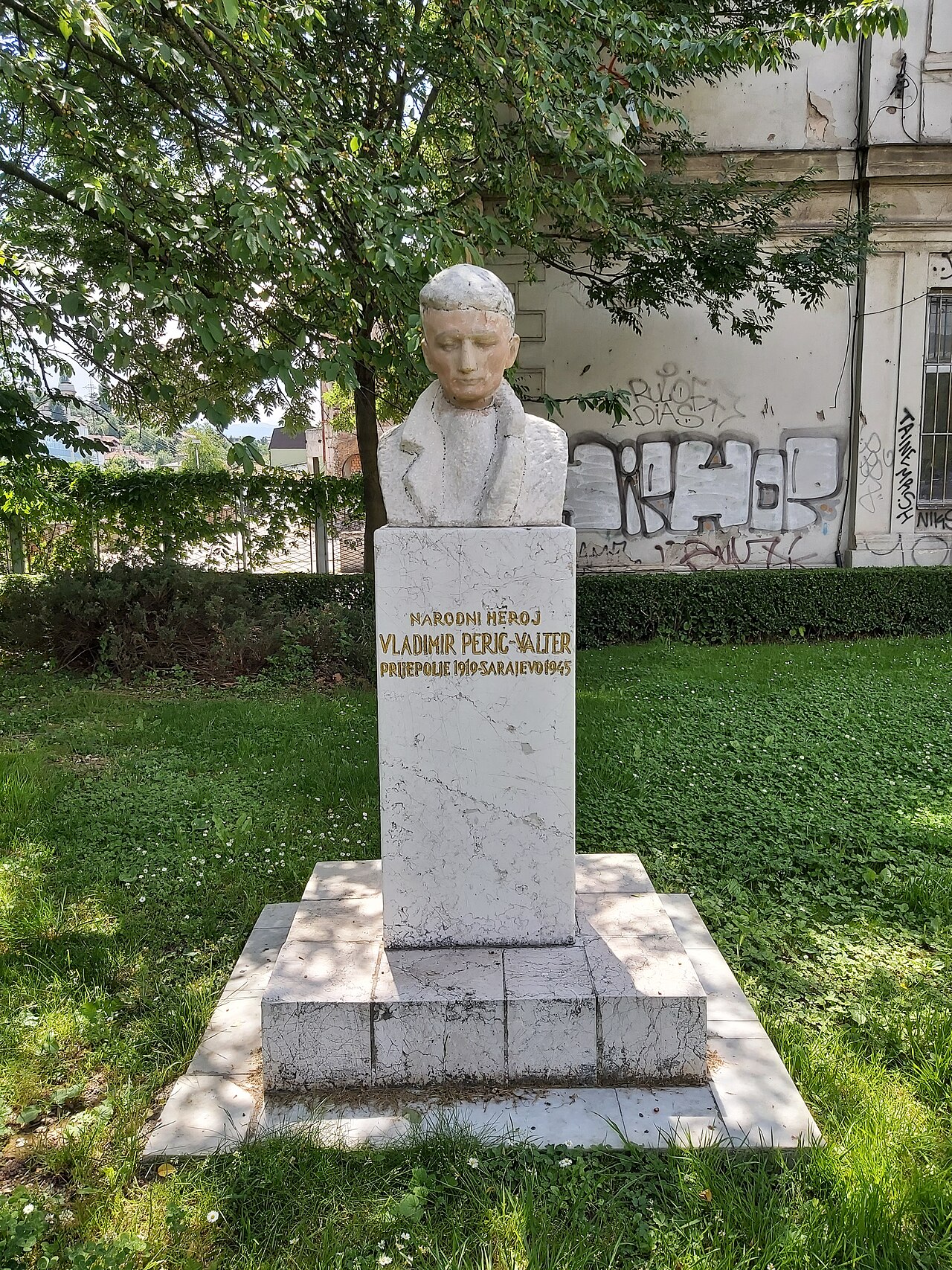 Bista Vladimira Perića Valtera na mermernom postolju u sarajevskom parku