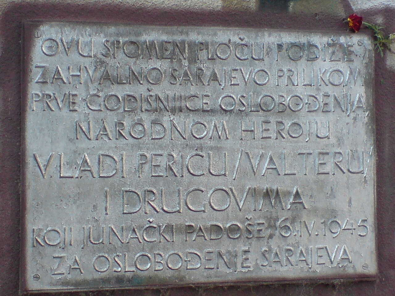 Kamena spomen-ploča posvećena Valteru i drugovima poginulim 1945. godine