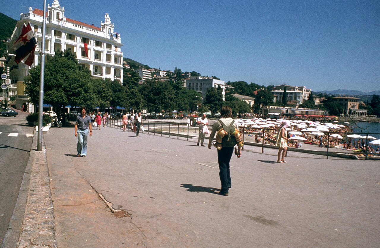 Šetalište i hotel Palace Bellevue, tada Slavija, u Opatiji 1970-ih godina